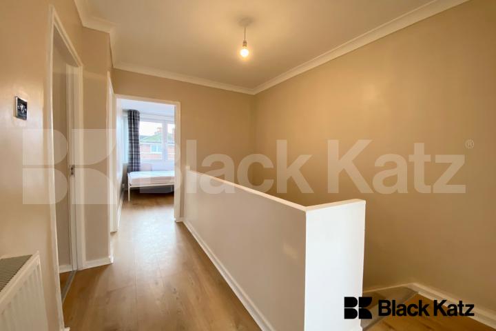 Three Bedroomed Apartment in the Heart of London Bridge Mulvaney Way, London Bridge 